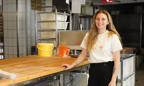 Joana Macenauer in der Backstube der Bäckerei Reuss in Wolfenbüttel.