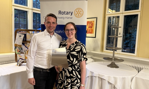 Hannes Deeken und Susanne Sobottke vom Verein bei der Preisverleihung.