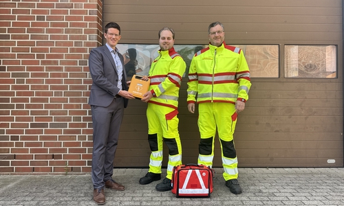 Vecheldes Bürgermeister Tobias Grünert mit dem Leiter der First Responder Einheit Paul Richter und Ortsbrandmeister Mario Behrens.