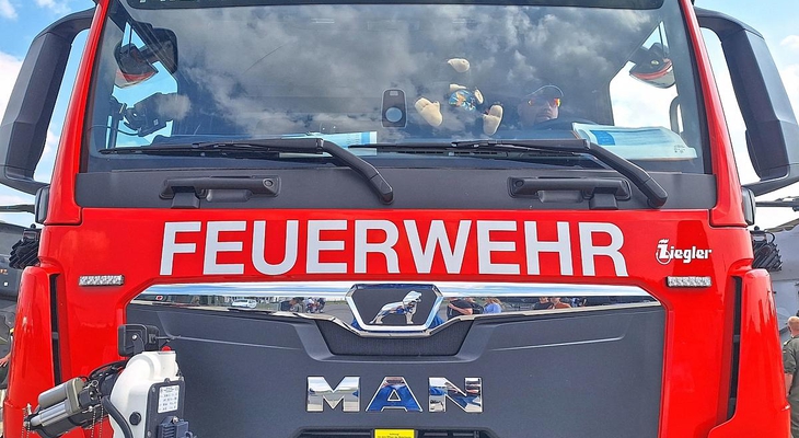 B4 bei Gifhorn: Feuerwehr löscht Hausbrand, Ortsdurchfahrt gesperrt