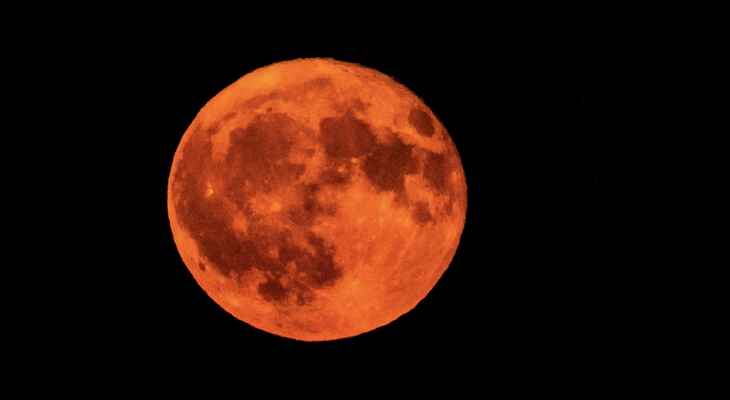 Spektakulärer Erdbeermond fasziniert Nachtschwärmer