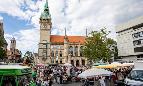 Marktfrische Lebensmittel, regionale Spezialitäten, Essen, Getränke, Livemusik und buntes Kinderprogramm: Die Braunschweig Stadtmarketing GmbH und das Hofbrauhaus Wolters laden an fünf Terminen zum Abendmarkt auf den Platz der Deutschen Einheit ein.