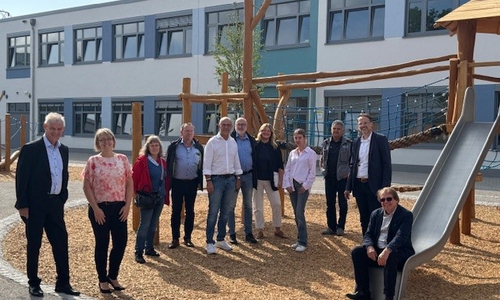 Oberbürgermeister Frank Klingebiel, Rektorin Jasmin Volkmann und Vertretungen von Verwaltung und Schule beim Besuch in der neuen Schule. 