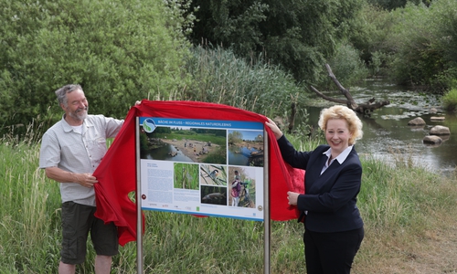 Dr. Bernd Hoppe-Dominik (FUN e. V.) und Judith Kraft (Geschäftsführerin SEBS) enthüllen eine der neuen Tafeln am Lehrpfad bei Rühme.