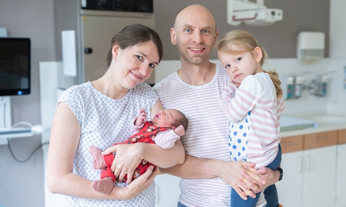 Ein besonderer Moment: Franka – die 1.000. Geburt des Jahres – im Kreis von Mama, Papa und ihrer stolzen großen Schwester.