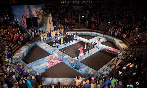 Italienische Oper vor der Kulisse des historischen Burgplatzes: Ab 23. August zeigt das Staatstheater Braunschweig in der Freiluft-Arena Verdis „La traviata“.
