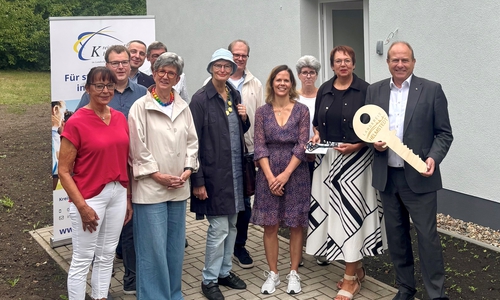 Der Landrat (re.) bei der offiziellen Schlüsselübergabe mit Vertretern des KSB.
