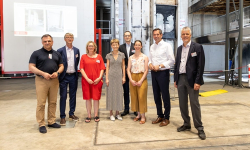 Olaf Lies (2. v. re.) zu Besuch im Zentrum für Brandforschung der TU Braunschweig.