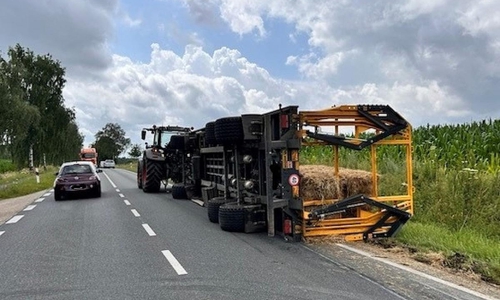 Umgekipptes Traktorgespann bei Bad Fallingbostel (Archiv)