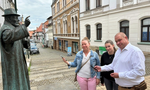Ina Goschnick, Azubi Lia Engel und Bürgermeister Wittich Schobert testen die App.