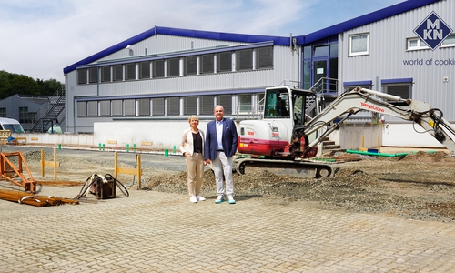 Projektleiterin Anke Kraft und MKN-Chef Georg Weber am Bauplatz des neuen MKN IT-Centers.   