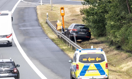 Das Auto war hinter der Leitplanke gelandet.