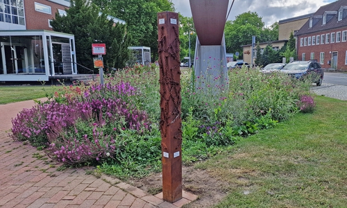Die Stele zwischen dem Peiner Rathaus und der BrauManufaktur Härke ist eine von sieben Rätsel-Stationen der Adventure-Tour "Peine Code – Knacke des Stadtgeheimnis".