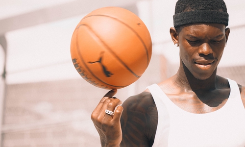 Der Braunschweiger Dennis Schröderist jetzt auch unter die Autoren gegangen.