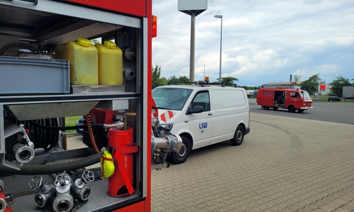 Insgesamt waren etwa 60 Einsatzkräfte der Feuerwehr vor Ort.