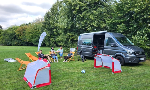  Stadtjugendpflegerin Martina Malak, André Blase vom Team Jugend im Gemeinwesen sowie das Team Jugend im Gemeinwesen stellen das Freizeitmobil vor. 