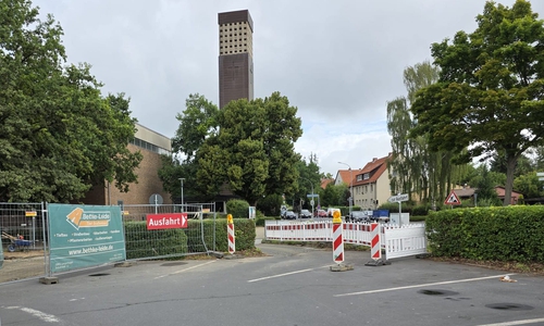 Am Rodeland stand auf einem Parkplatz ein illegaler Altkleidercontainer. Die Stadt hat ihn inzwischen beseitigt. 