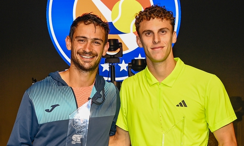Links Tuniersieger Mariano Navone mit dem unterlegenen Juan Manuel Cerundolo.