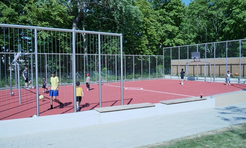 Das Multisportfeld war am ersten Tag schon gut besucht – vor allem Fußball wurde gespielt.