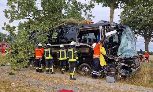 Die Bergung des Busses dauerte Stunden.