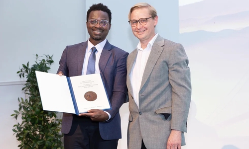 Prof. Richmond Sarpong, Preisträger der Inhoffen-Medaille 2025, mit Prof. Klemens Rottner, Vorsitzender des Fördervereins des HZI.