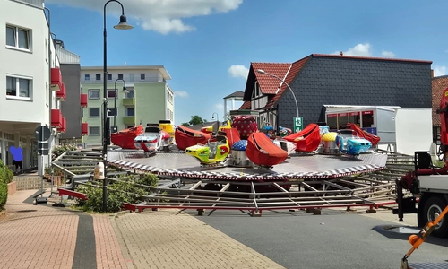 Das Fahrgeschäft ragte laut Komitee Bürgerfeste e.V. etwa 3 Meter weit auf ein Privatgrundstück.
