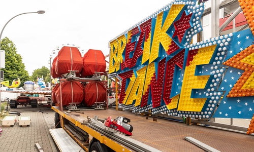 Dieses Fahrgeschäft musste beim Altstadtfest in Bad wieder abgebaut werden.
