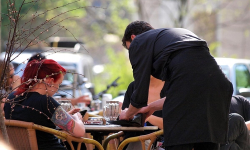 Bedienung in einem Café (Archiv)