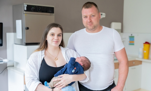 Willkommen, Leon! Zusammen mit Mama und Papa freut sich die ganze Familie über das 1.000. Baby des Jahres.