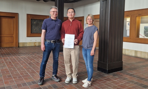 Von links: Prof. Dr. Andreas Jain, der ausgezeichnete Student Kalybek Mukashev und Studiengangskoordinatorin Prof. Dr. Grit Leßmann.