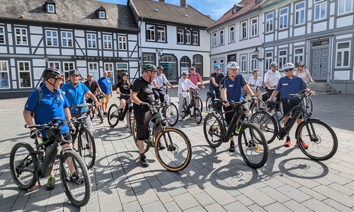 Der Start zum STADTRADELN im Jahr 2024: Zusammen mit Landrat Dr. Alexander Saipa (hinten, 1. v. re.) und Seesens Bürgermeister Erik Homann (hinten, 4. v. re.) und einer Gruppe Radfahrender radelte Oberbürgermeisterin Urte Schwerdtner (hinten, 3. v. re.) eine Runde durch die Goslarer Innenstadt.
