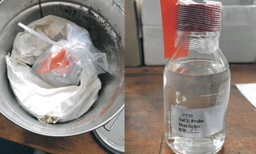 Außerdem wurden vier Flaschen Arsentrichlorid a. 500 ml, mit der Bezeichnung AsCL3 mit einem roten Deckel gestohlen. 