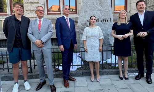 Künstler Daniel Wolff, Wolfgang Scheibel, Präsident des Oberlandesgerichts, Generalstaatsanwalt Detlev Rust, Prof. Dr. Sybille Steinbacher, Direktorin des Fritz-Bauer-Instituts in Frankfurt, Justizministerin Dr. Kathrin Wahlmann und Oberbürgermeister Dr. Thorsten Kornblum (v. li.).