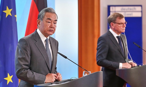 Wang Yi und Johann Wadephul am 03.07.2025