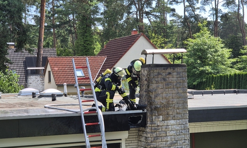 Am Eyßelheideweg musste die Feuerwehr auf ein Dach steigen.