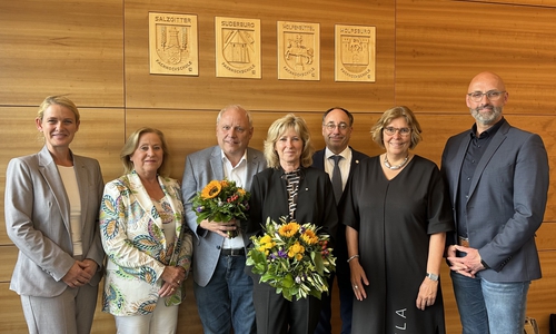 Der neue Hochschulrat der Ostfalia Hochschule (von links): Nadine Bähre (MWK), Frauke Oeding-Blumenberg, ehemalige Geschäftsführerin Oeding Print GmbH Braunschweig, Prof. Dr. Joachim Block, ehem. Leiter der Standorte Braunschweig und Göttingen des DLR, Claudia Kayser, Leiterin der Direktion Wolfsburg bei der Volksbank BRAWO, Tobias Henkel, Vorstandsvorsitzender der Evangelischen Stiftung Neuerkerode, Prof. Dr. Sandra-Verena Müller, Dekanin Fakultät Soziale Arbeit der Ostfalia Hochschule, sowie André Koch, Klinikumsdirektor Klinikum Wolfsburg.   