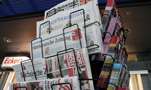Zeitungen und Zeitschriften an einem Kiosk (Archiv)