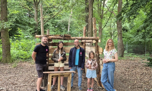 Dominik Engel (Jugendförderung, Pädagogische Fachkraft Bauspielplatz Westhagen), Steffen Kirsch (Jugendförderung, Ferienkoordination) und Nicole Kannewurf (stellvertretende Vorsitzende der Margarete Schnellecke-Stiftung) mit zwei Teilnehmerinnen des Ferienangebots (v. li.). 