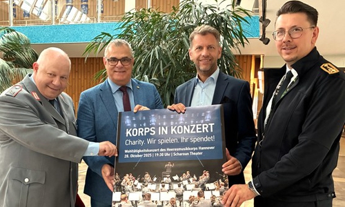  Rührten gemeinsam die Werbetrommel für das Charity-Konzert (von links): Obergefreiter der Reserve, Frank Haufe, Oberst der Reserve, Manfred Schreiber vom Verband der Reservisten der Deutschen Bundeswehr, Oberbürgermeister Dennis Weilmann sowie Stabsbootsmann und Karriereberatungsfeldwebel der Bundeswehr Ireneusz Gaida (Pop-Up Space der Bundeswehr in der Porschestraße).