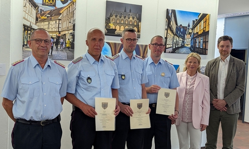 Foto (Stadt Goslar): Nachdem sich das Karussell im Führungsstab der Feuerwehr Goslar einmal gedreht hatte, freuen sich Udo Löprich (2. v. li.), Kevin Schmidt (3. v. li.) und Volker Junge (3. v. re.) jeweils auf ihre neuen Aufgaben. Flankiert werden sie von Stadtbrandmeister Christian Hellmeier (li.), Oberbürgermeisterin Urte Schwerdtner (2. v. re.) und dem kommissarischen Fachbereichsleiter Bürgerservice der Stadt Goslar, Sven Busse (re.).