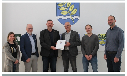 Julia Kudlatschek (Fachbereichsleitung Finanzen), Verwaltungsleitung Tobias Breske, Gemeindebürgermeister Andreas Busch, Genossenschaftsvorsitzender Andreas Krüger, Gemeindevertreter Christoph Georg Kühne und Bauamtsleiter Marco Schulz (v. links).