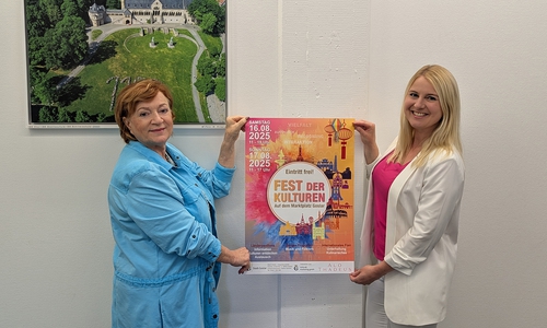 Goslar): Mara-Lena Macke (re.), Fachdienstleiterin Bildung und Soziales der Stadt Goslar, und Galina Gerhart (li.), Integrationsbeauftragte der Stadt Goslar, präsentieren das diesjährige Plakat für das Fest der Kulturen.