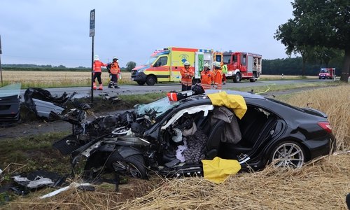 Die Feuerwehr musste schweres technisches Gerät einsetzen, um den Mann aus dem stark deformierten Fahrzeug zu befreien.