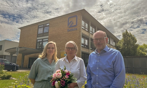 (v.l.) Ostfalia-Präsidentin Prof. Dr. Julia Siegmüller mit der neu gewählten Vizepräsidentin für Forschung, Entwicklung und Technologietransfer, Prof. Dr. Ina Schiering, sowie dem scheidenden Vizepräsidenten Prof. Dr. Heinz-Dieter Quack.