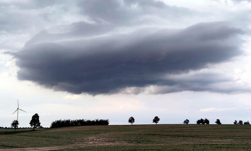 Unwetterwolke über einem Acker (Archiv)