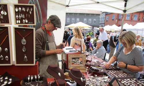 Im August findet in der Altstadt wieder der Kunsthandwerkermarkt statt. 