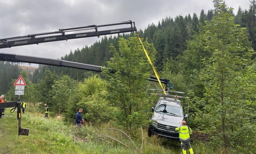 Das Unfallfahrzeug musste mit zwei Kränen aus dem Graben geborgen werden. 