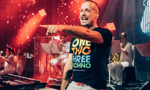 Alex Christensen entführt in die 90er.
