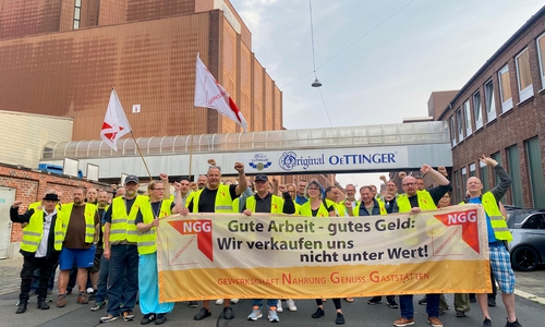 Die Streikenden bei der Auftaktveranstaltung an der Böcklerstraße heute morgen.