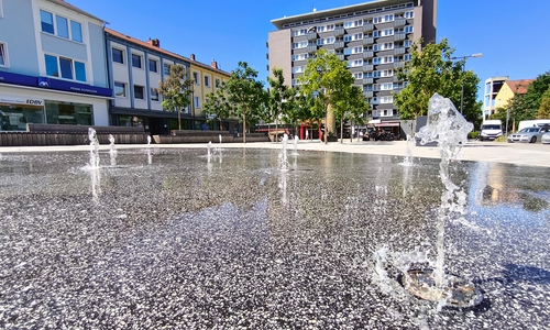 Vielleicht ein Motiv für den Fotokalender: Das Wasserspiel auf dem Jürgenohler Marktplatz ist in den Sommermonaten ein beliebter Treffpunkt im Quartier.